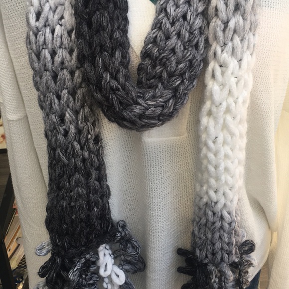 New Hand Crafted Chunky Knit Ombré Scarf and Beanie Cold Weather Gift Set - Picture 8 of 8